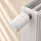 Smart Heizkörperthermostat Zigbee in Weiß am Heizkörperventil, Detailansicht