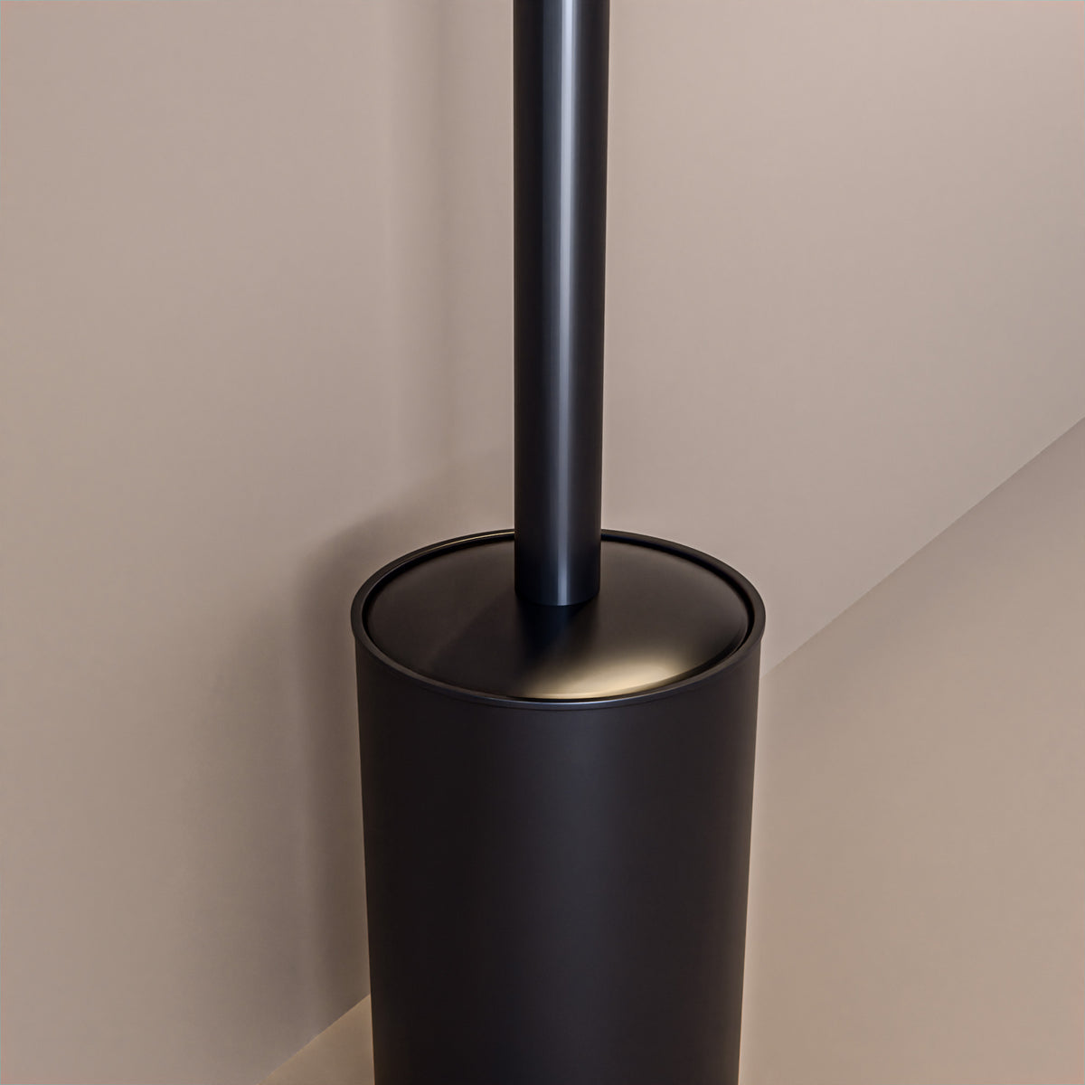 badkern_toilettenbürstengarnitur_edelstahl_schwarz_matt_detailansicht_oberfläche